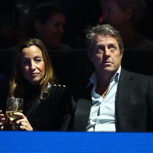 Von Liebe überhäuft! Bald 5-fach-Papa Hugh Grant überwältigt