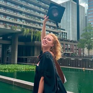 News zum Jubeln: Anna Ermakova feiert ihren Uni-Abschluss!