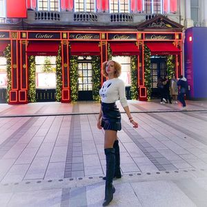 Wow! Anna Ermakova präsentiert Endlos-Beine im Mini-Rock