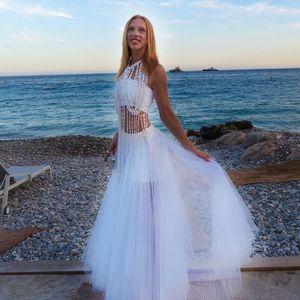 Anna Ermakova erscheint auf Hochzeitsfeier in weißem Kleid