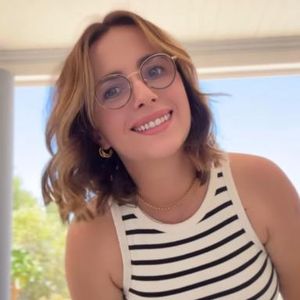 Kürzer und dunkler: Anna Heiser freut sich über Umstyling