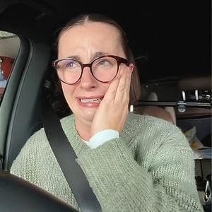 Anna Heiser bricht im Auto wegen ihres Kindes in Tränen aus