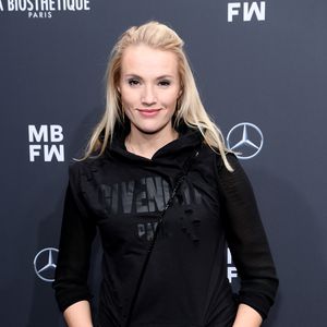 Versteckter Babybauch: Anna Hofbauer meldet sich vom Set!