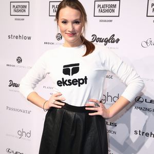 Erste eigene Platte! So stolz zeigt Anna Hofbauer ihr Cover