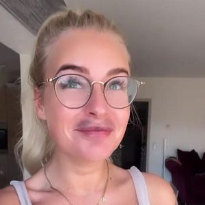 Aua! Anna Iffländers Mund ist nach Hyaluronauflösung blau