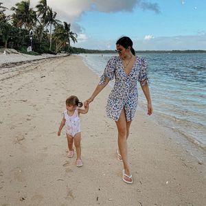 Schon so groß! Anna Maria Damm und Tochter Eliana am Strand