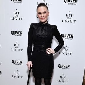 Krankheit: Anna Paquin erscheint mit Gehstock auf Event