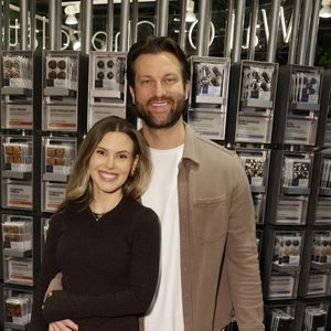 Anna Redman zeigt ihren atemberaubenden Verlobungsring