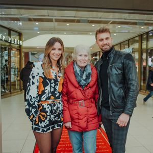 Mit Oma: Hier strahlen Bachelor Dominik und Anna bei Event