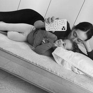 Verschmust: Anna Schürrle teilt seltenes Mama-Tochter-Bild