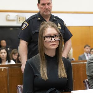Nach Haftentlassung: Anna Sorokin klettert auf Dach herum