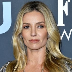 Schwangere Annabelle Wallis spaziert mit Hund durch NYC