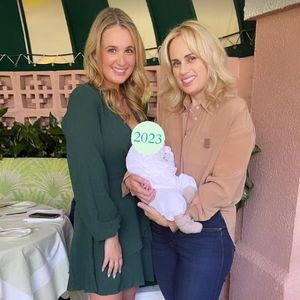 Rebel Wilson teilt süßes Bild mit Tochter und Schwester