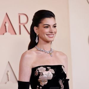 Anne Hathaway reagiert auf ultrastraffes Gesicht bei Oscars