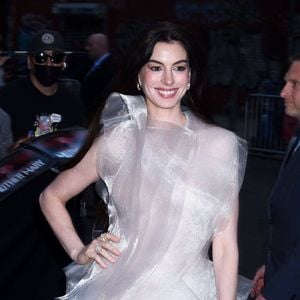 Anne Hathaway glänzt auf Premiere in 150.000-Dollar-Schmuck