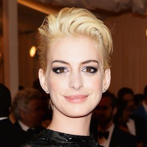 In Real-Verfilmung: Wird Anne Hathaway zur blonden Barbie?