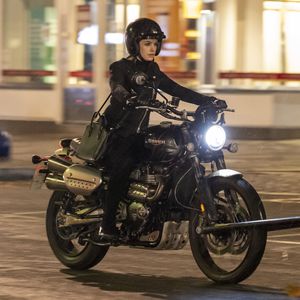 Am Filmset: Hier cruist Anne Hathaway auf einem Motorrad