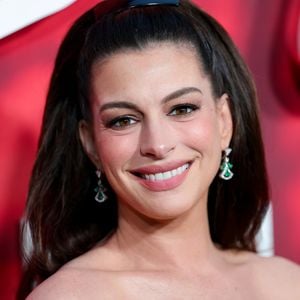 Ganz verlegen: Anne Hathaway als Schönste der Welt gekürt