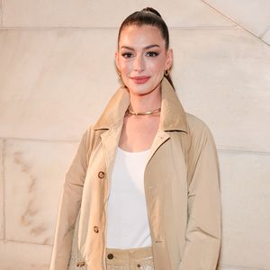 Anne Hathaway begeistert mit monochromem Paillettenlook