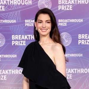 Anne Hathaway klärt auf: Hatte und plant sie Beauty-OPs?