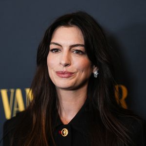 Anne Hathaway genießt sehr seltenen Familienausflug in NYC