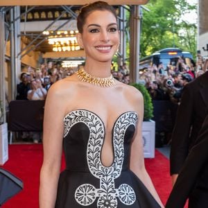 Nach Babynews: Anne Hathaway präsentiert Babybauch am Strand