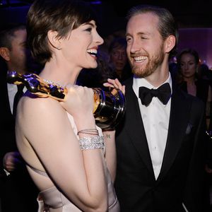 Anne Hathaway führt eine "glückliche Ehe" mit Adam Shulman