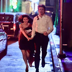 Erste Fotos von Anne Hathaway und Josh am Set von "Verity"
