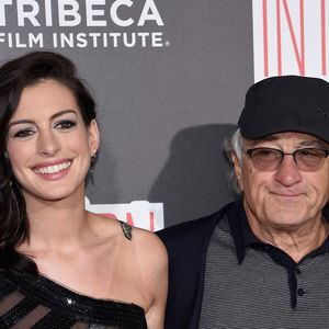 Ulkig! Anne Hathaway & Robert De Niro beim Tai Chi