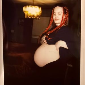 Nach Baby-News: Anne-Marie zeigt stolz ihren großen Bauch