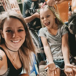 In Thailand: Anne Wünsches Tochter Miley bekommt Braids