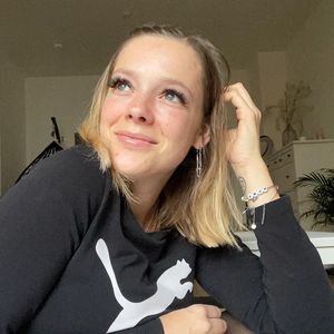 Anne Wünsche freut sich über ihren wachsenden Babybauch