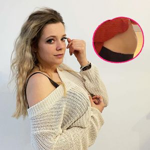 Zwölfte Woche: Schwangere Anne Wünsche zeigt ihren Babybauch