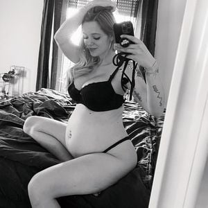 27 Wochen schwanger: Anne Wünsche teilt neues Babybauch-Bild
