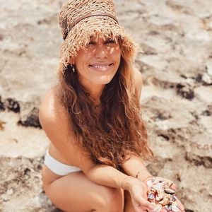 Moderatorin Annemarie Carpendale genießt Urlaub oben ohne