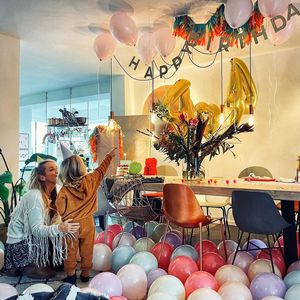 Mit 150 Ballons – Annemarie Carpendale feiert 44. Geburtstag