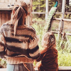 Total süß: Annemarie Carpendale mit Sohn Mads im Tierpark