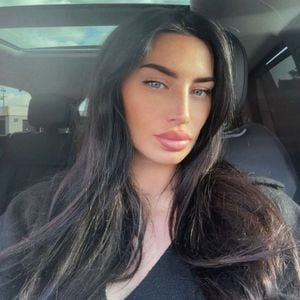 Annie Kilner zeigt seltenes Kuschelfoto mit Tochter Royal