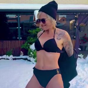 Nur im Bikini: Annika Kärsten-Hoenig amüsiert sich im Schnee