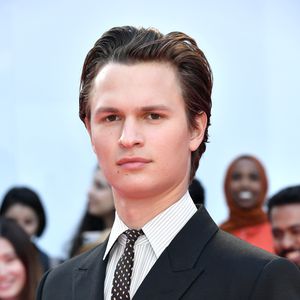 "Die Bestimmung"-Star Ansel Elgort ist plötzlich blond!