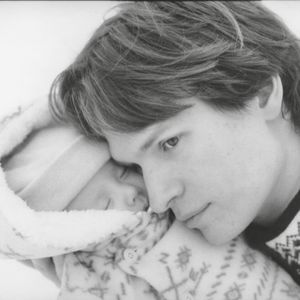 Süßes Bild bestätigt: Ansel Elgort ist erstmals Dad geworden