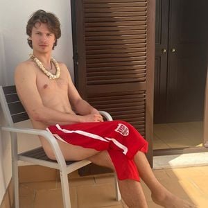 Während des Paris-Urlaubs: Ansel Elgort zieht im Netz blank