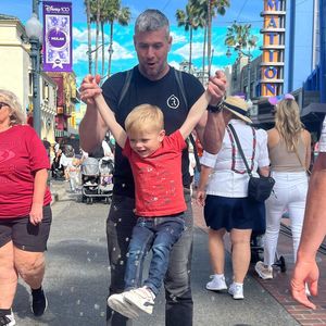 Süß: Ant Anstead macht Disneyland mit seinem Sohn unsicher