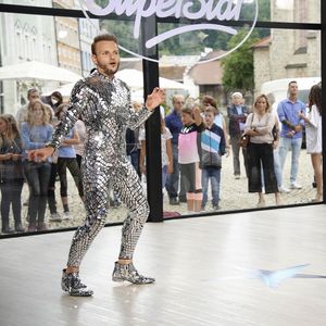 Top oder Flop? DSDS-Anthony flasht Jury in Discokugel-Look