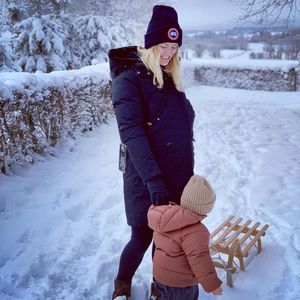 "Unter Uns"-Bens Frau versteckt Babybauch unter Winterjacke
