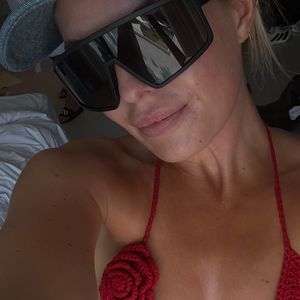 Lady in red: Antonia Hemmer überzeugt mit sexy Bikini-Pic