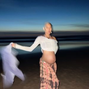GNTM-Star Anuthida Ploypetch zeigt ihren großen Babybauch!