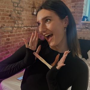Schwanger? Ex-GNTM-Anya Elsner zeigt positives Testergebnis
