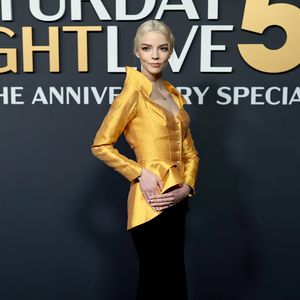 Platinblonder Bob: Anya Taylor-Joy am "Lucky"-Set gesichtet