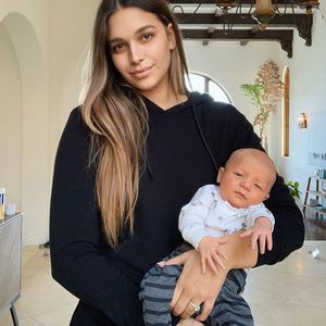 Erschöpft, aber happy: April Love Geary zeigt sich mit Baby